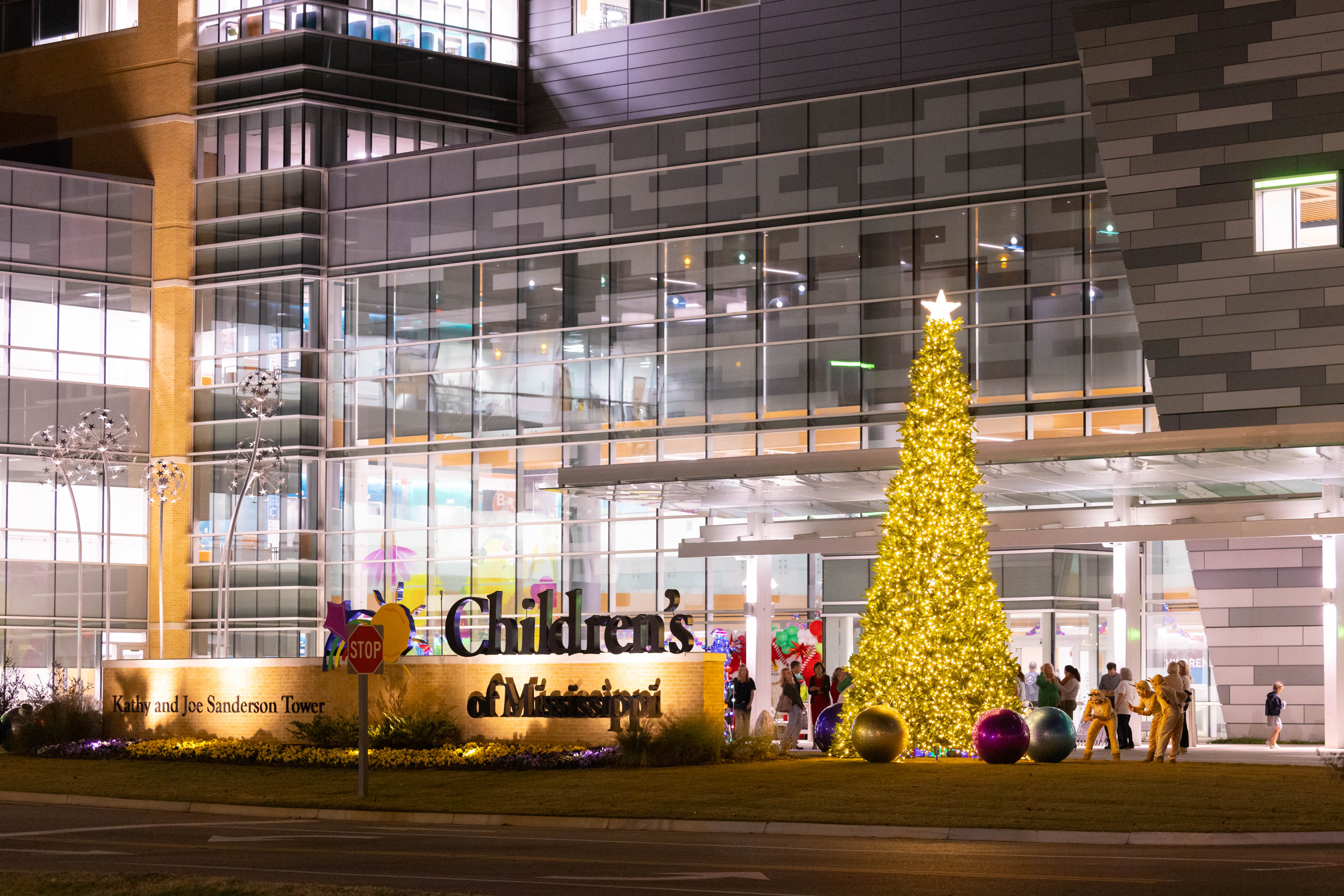 Friends of Children’s Hospital volunteers decorated Children’s of Mississippi for the holidays inside and out. HGTV stars Ben and Erin Napier and their daughter Helen flipped the switch on the 25-foot Christmas tree in front of the Kathy and Joe Sanderson Tower during BankPlus Presents Light-A-Light.